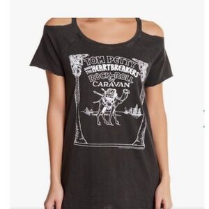 Chaser cold shoulder retro graphic cold shoulder top size xs